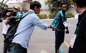Koji Nakata, exmundialista con Japón, visitó el entreno de la Selección de Honduras para conocer al delantero Alberth Elis. Fotos Juan Salgado