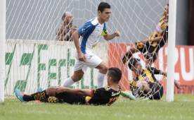 Real España cayó 2-4 ante Honduras Progreso y genera desconfianza en su afición de cara a la liguilla. Foto Melvin Cubas
