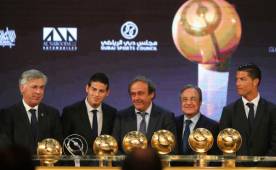 Carlo Ancelotti, James Rodríguez, Michel Platini, Florentino Pérez y Cristiano en la gala. (Foto: AFP)