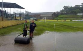 La cancha del estadio Alfonso León Gómez luce totalmente empapada de agua en Tela.