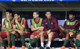 Cristiano Ronaldo estuvo en la banca portuguesa, tras su lesión.