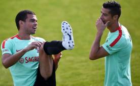 Pepe y Cristiano durante un entrenamiento con la selección de Portugal. Foto AFP.