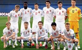 Martin Odegaard, el primera a la izquierda de pie, posando por primera vez como titular con Noruega. (AFP)