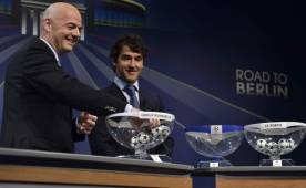 Gianni Infantino junto al embajador de la Champions en Berlin, Karl-Heinz Riedle. (AFP)