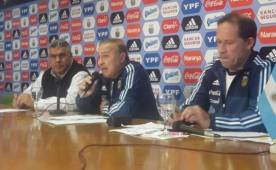 Olarticoechea (centro), durante su primera conferencia de prensa como técnico de la Argentina.