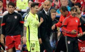 Messi y Guardiola sostuvieron una corta plática en el Allianz Arena antes de ingresar a camerinos para el descanso. Foto AFP