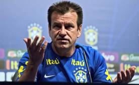 Dunga, se mostró hoy descontento con sus defensas después del empate a dos goles contra Uruguay y pidió que sean 'más viriles'.