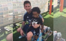 Lionel Messi cargó, sin problemas, a los hijos de Boniek García.