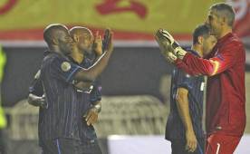 Suazo celebrando uno de sus tres goles el juego pasado con Francesco Toldo.