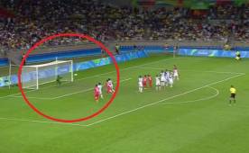 Buba López tuvo la primera gran tapada del partido. El portero hondureño ha sido clave contra Corea del Sur.