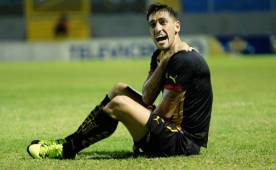 Luciano Ursino se despachó un doblete ante Victoria, pero sufrió una fractura de clavícula que lo dejará casi dos meses fuera de los terrenos de juego. Foto Melvin Cubas
