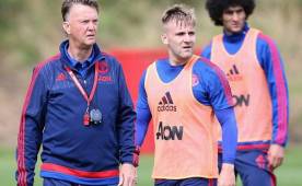 Van Gaal y Luke durante un entrenamiento con el Manchester United.