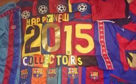 Con las camisetas de Ronaldinho, Andrés Iniesta, Piqué, Neymar, Luis Enrique, Abelardo y Messi (M al revés) deseó un feliz 2015.