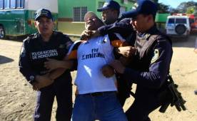 Momento en que entrenador del Atlético Esperanzano es llevado a la fuerza por la policía. Foto Juan Salgado