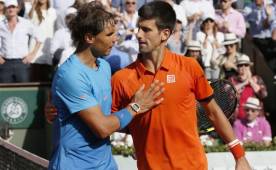 Nadal nueve veces ganador del Grand Slam de tierra batida, se mostró muy inferior al serbio, que busca sumar el único título grande que le falta. Foto AFP