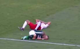 Rossi y Marcelo Cordeiro, de los equipos Goias y Vila Nova son los protagonistas del momento penoso pero cómico.