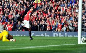 Radamel Falcao en el momento que anotaba su primer gol vestido de rojo. (Foto: AFP)