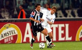 Alessandro Del Piero maneja el balón con la presión del defensor Michel Salgado en un juego entre Real Madrid y Juventus.