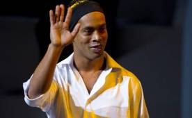Ronaldinho en el momento de su presentación como nuevo jugador del Querétaro. FOTO AFP