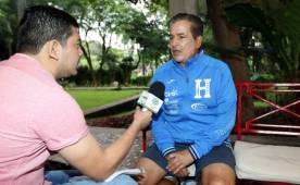 El entrenador de la Selección de Honduras, Jorge Luis Pinto, charlando con el enviado especial de DIEZ en México, Marco Aguilar. Foto Ronald Aceituno