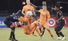 El hondureño Alberth Elis cae de forma aparatosa durante el partido que sostuvo el Houston Dynamo frente a Los Ángeles FC en el torneo MLS is back.
