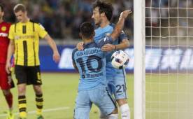 Sergio 'Kun' Agüero celebra con su compañero David Silva tras marcarle un gol al Borussia Dortmund. Foto EFE.