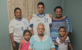 La familia de Bryan Acosta tiene una fiesta en casa para verlo jugar contra Canadá.