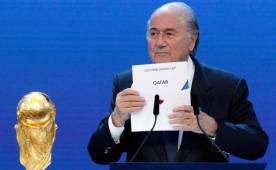 Blatter, al momento de mostrar el papel donde se oficializaba que Catar era la sede del mundial del 2022.