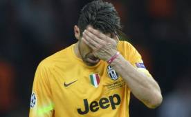Gigi Buffon visiblemente triste y decepcionado tras el partido ante Barcelona. (AFP)