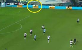 La figura trota por la línea de cal pasando por detrás del línea y metiendose en donde estan los aficionados.