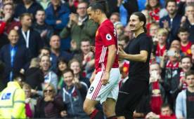 El doble de Zlatan Ibrahimovic cuando saltó al campo y saludó a su ídolo.
