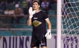 Lucas Gómez del Motagua le marcó un golazo al Vida al aprovechar que el portero Ricardo Canales estaba salido y este ha respondido a las críticas por ese error. Foto DIEZ