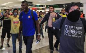Aficionados del América le dieron la 'bienvenida' a los jugadores del Herediano de Costa Rica y dijeron que el miércoles el estadio Azteca será más hostil. Foto @record_mexico