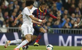 Neymar sorprendió al árbitro del clásico y consiguió un penal que Messi terminó marcando para el 3-3 en el Bernabéu. Foto EFE