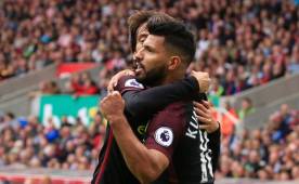 'Kun' Agüero celebra uno de sus goles marcados ante el Stoke City.