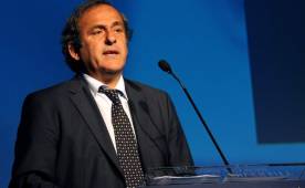 Platini se queda en el cargo con muchas críticas, pues muchos consideran que debió hacerse a un lado.