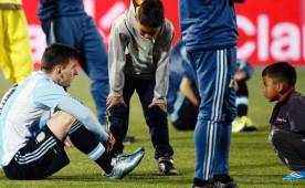 Lionel Messi únicamente le guiño el ojo a los niños que trataban de consolarlo.
