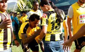 Wilfredo Barahona firmando camisas del Real España en su estadía en Río Lindo.