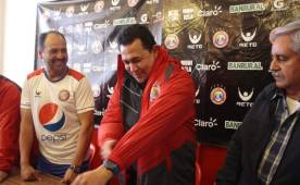 Nahún Espioza, nuevo técnico del Xelajú, llegó imponiendo desde ya sus condiciones.