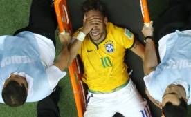 Momento en que Neymar se marchaba casi llorando por el dolor que le producía la fractura lumbar.