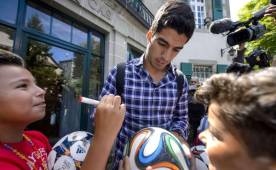 Luis Suáreza su salida del Tribunal de Arbitraje atendió a aficionados. (Foto: AFP)