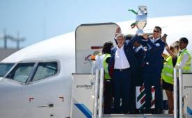 Cristiano y el técnico saludan a los aficionados ques les dieron un caluroso recibimiento. Foto AFP.