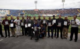 Liga Nacional rindió homenaje a algunos de los futbolistas que disputaron el torneo de 1965. Foto DIEZ