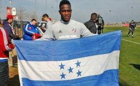 Maynor Figueroa posando en Dallas con la bandera hondureña. (FOTO: Cortesía)