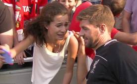 Steven Gerrard saludó y le dio autógrafo a la jovencita en Nueva Jersey. (Foto: Liverpool)