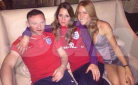 Wayne Rooney fue fotografiado con estas chicas en un hotel mientras estaba en plena concentración con Inglaterra.