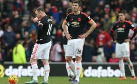 Los rostros de los lamentos de los jugadores del Manchestre United tras la caída ante el Sunderland. Fotos EFE