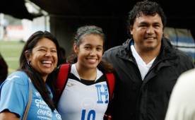 Vickie y Alex, junto a Elexa Bahr, la chica figura en la Selección de Honduras Sub-20. Foto Delmer Martínez.