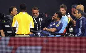 su compañero Marcos Rojo, que también tuvo que abandonar el campo lesionado, sufre una sobrecarga muscular en el muslo izquierdo.