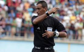 Matamoros pitó con buen suceso la vuelta de semifinal en Tocoa y el domingo impartirá justicia en la Gran Final. Foto DIEZ